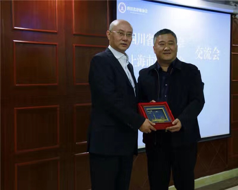 �u���Ӵ��Ϻ��Ʌf(xi��)�˕�(sh��)������(hu��)�L(zh��ng)һ��